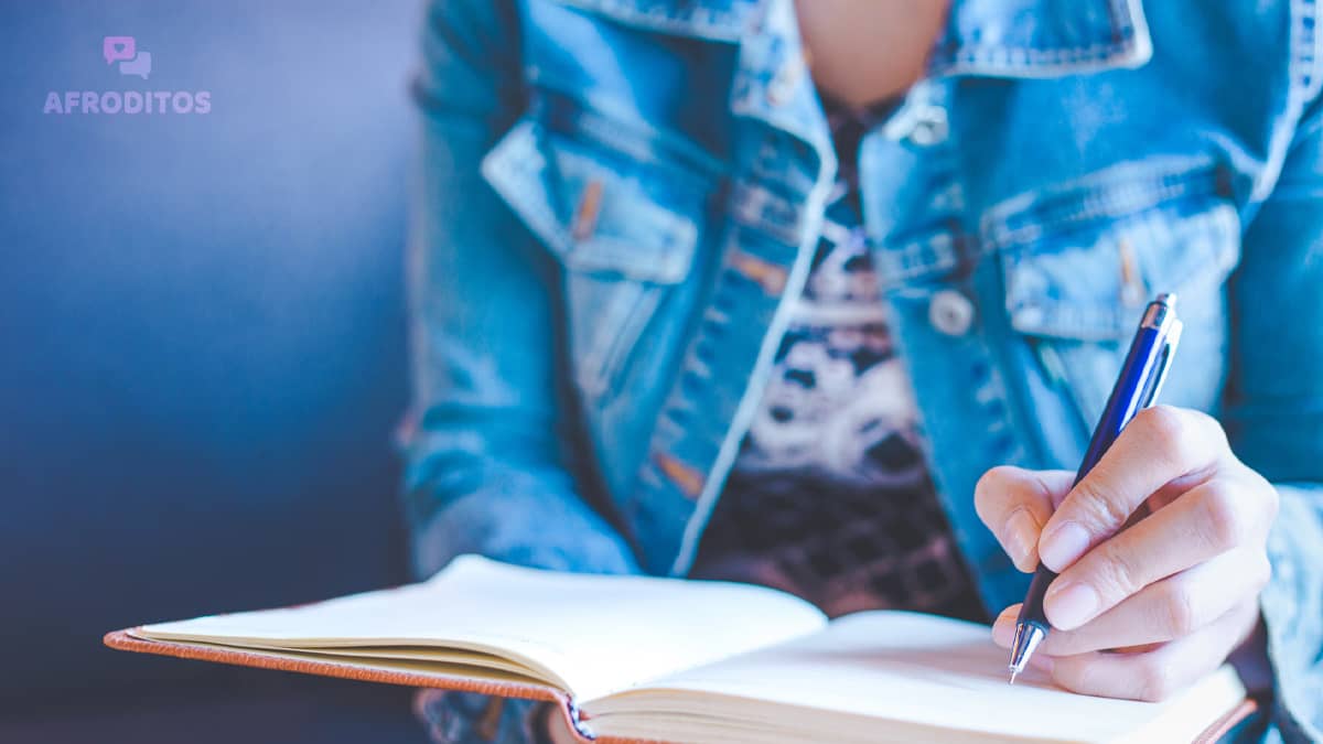 Mujer escribiendo en su diario, un acto de introspección para responder preguntas de autodescubrimiento y conocerse mejor.