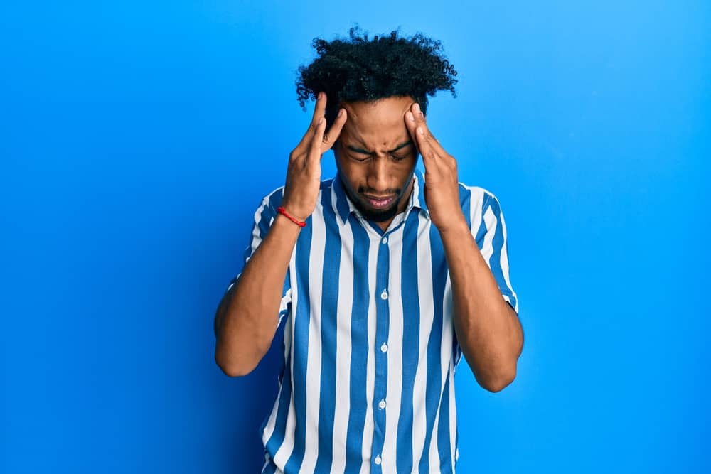 Una persona reflexionando sobre su comportamiento autodestructivo.