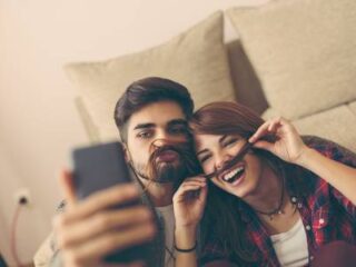 15 señales de que está luchando por sus sentimientos por ti y se está conteniendo