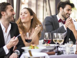 Una guía para cuando su novio y amigos no se llevan bien