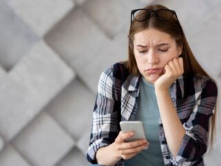 Cómo no estar seco al enviar mensajes de texto a una chica y mantenerla enganchada 24/7