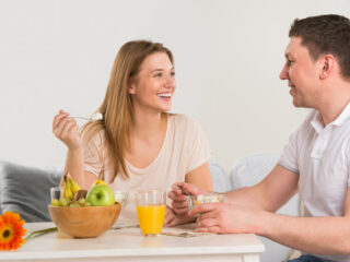 Los mejores juegos para beber para que las parejas se unan y se diviertan juntos