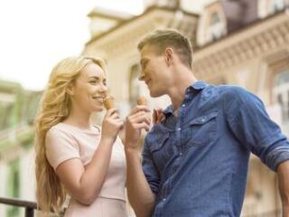 20 intrigantes iniciadores de conversación para una cita informal de café