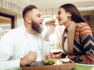 Cómo hacer el primer movimiento en un chico: 15 formas creativamente dulces