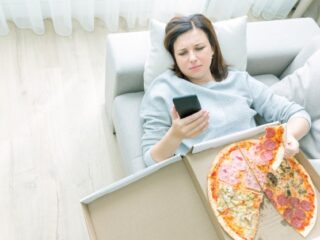 Cómo leer los letreros Los amigos de tu novio no te quieren mucho