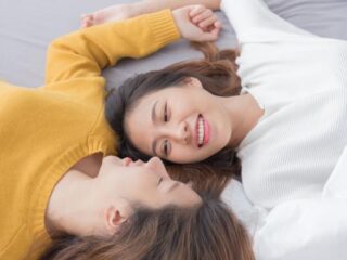 Cómo saber si una lesbiana se siente atraída por ti y cómo responderle