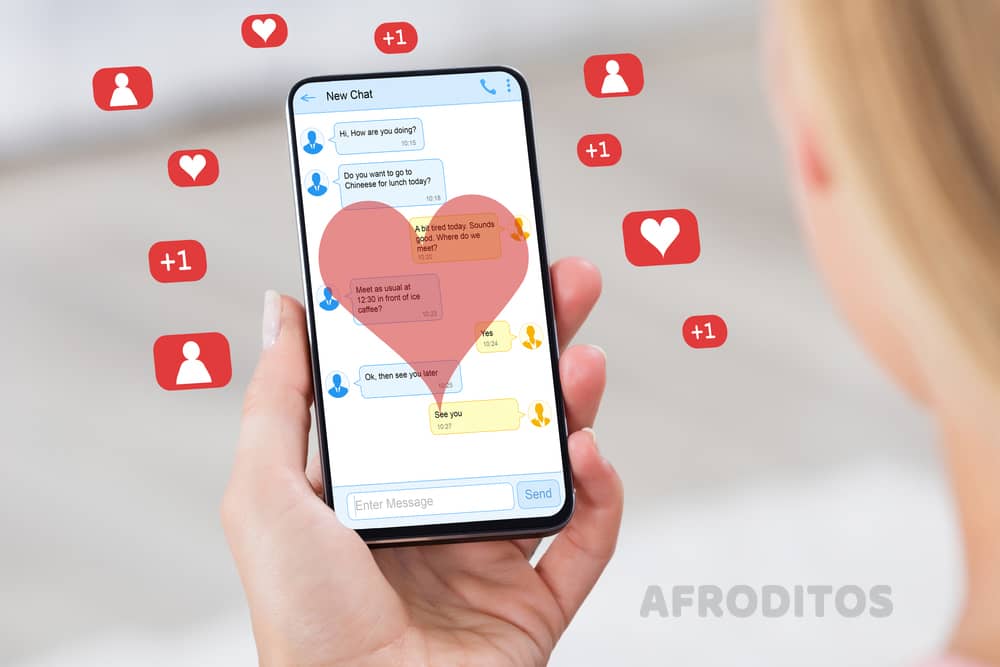 Mujer escribiendo en app de citas
