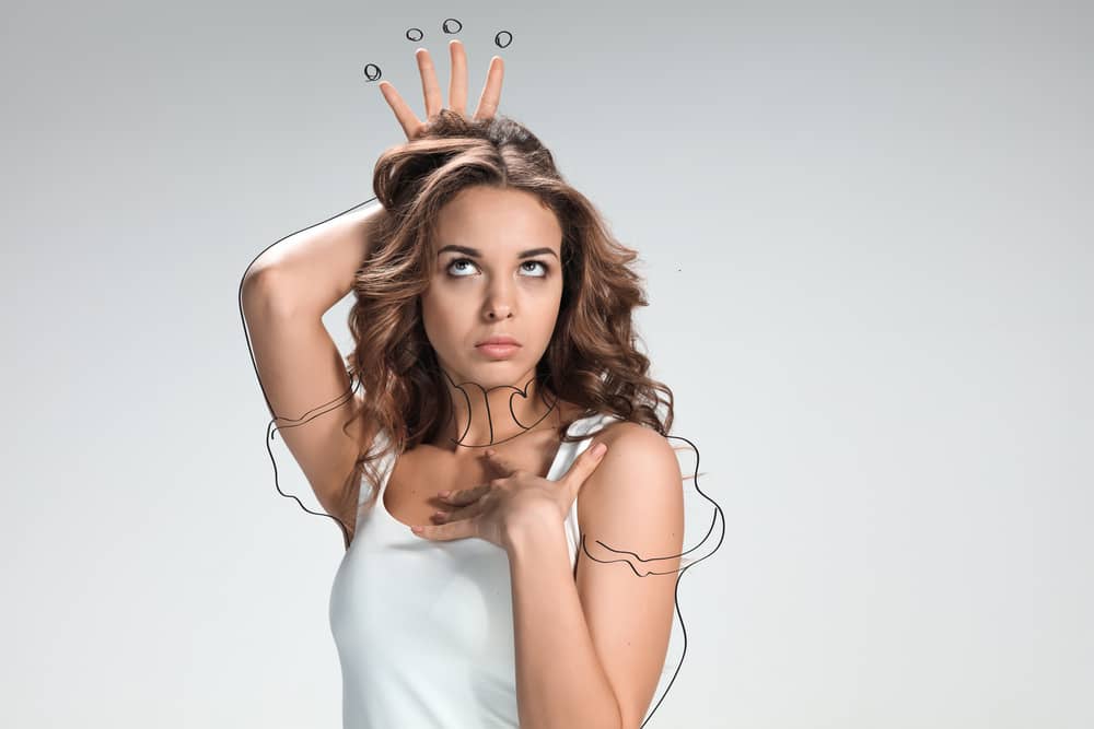 Joven narcisista y orgullosa