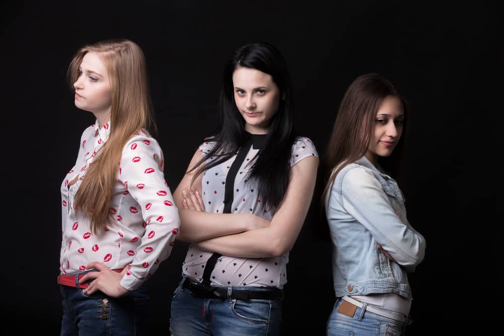 Narcisista hace pelear entre sus amigas