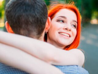 7 Razones Inesperadas por las que las Chicas Abrazan a los Chicos Rodeando su Cuello