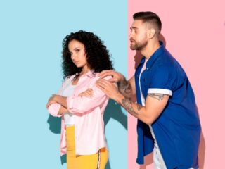 Imagen de un hombre intentando hablar con una mujer que lo está ignorando.