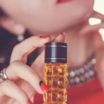 Perfumes frescos para mujer que destacan en el uso diario